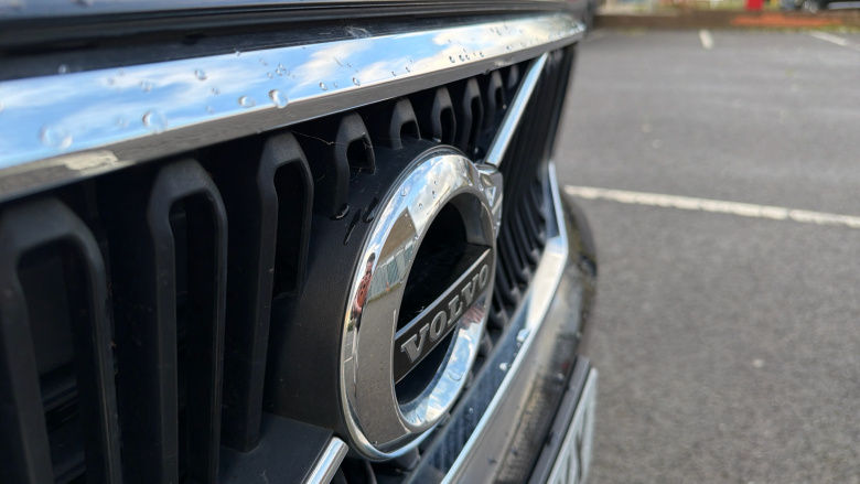 Volvo Xc40 2.0 T4 Momentum Pro 5dr AWD Geartronic Petrol Estate